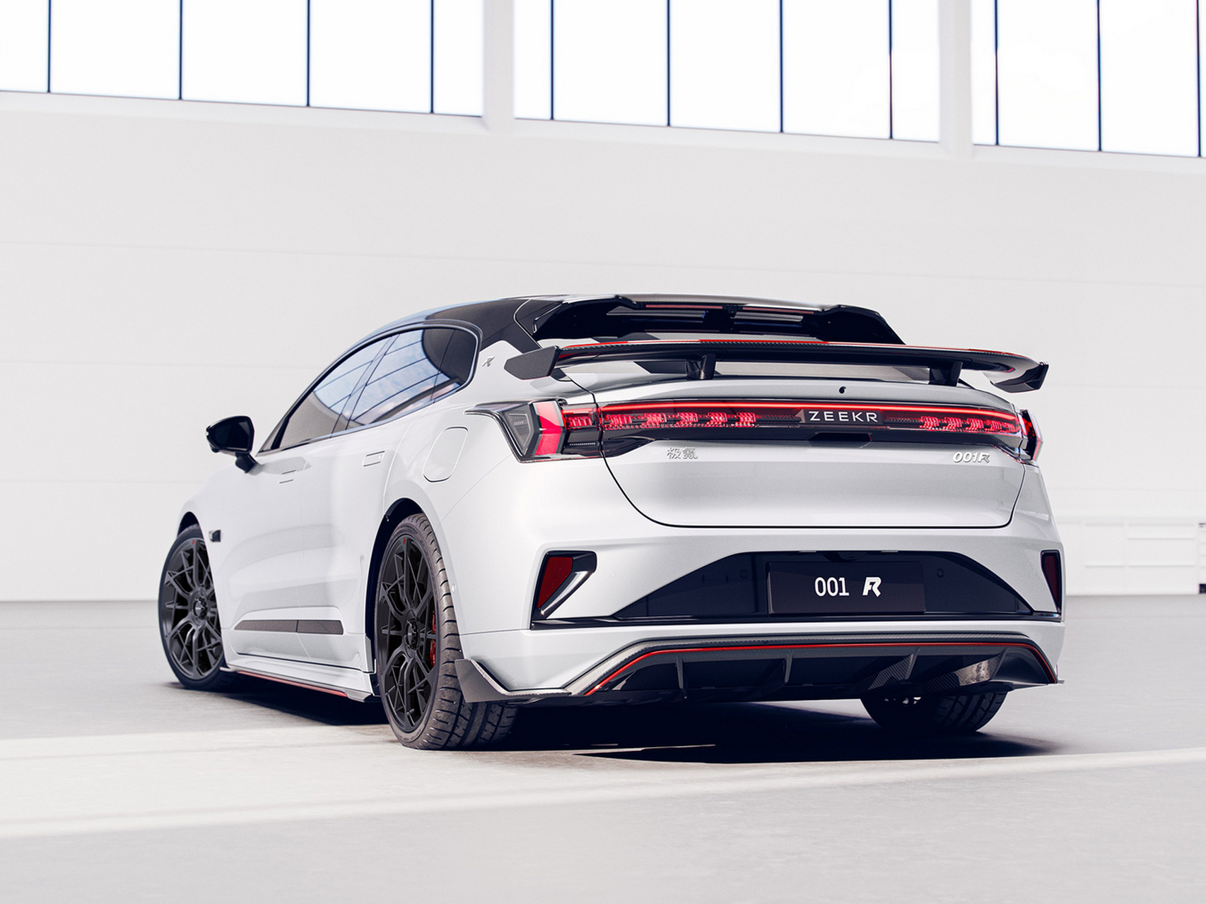 近日,新款极氪001上市了,新版一共推出了4款车型,官方指导价为26.