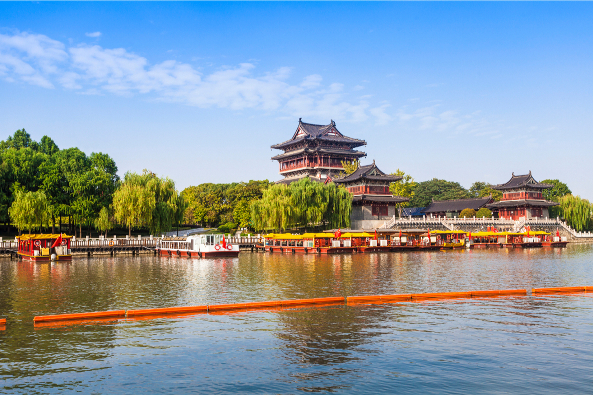 泰州是文化名城,必游三大景点包括凤城河风景区,泰山寺和梅兰芳公园.