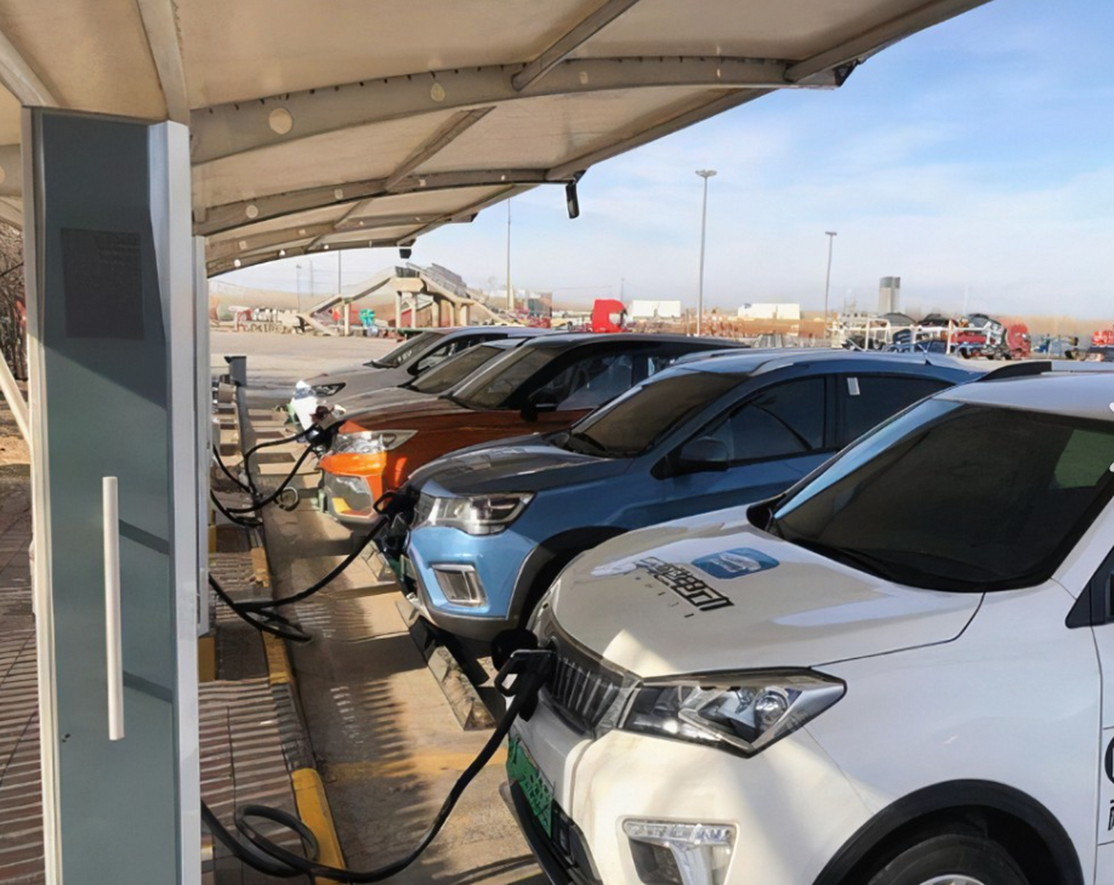 每当你点燃一支烟或给车加油,都在为国家税收做贡献.