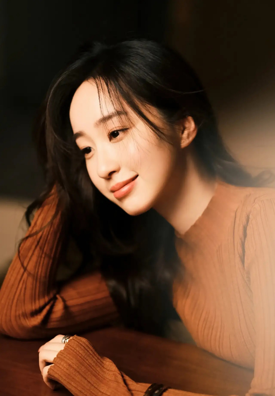 温文尔雅的女人,如同一朵盛开的花朵,散发出淡淡的香气,让人感受到