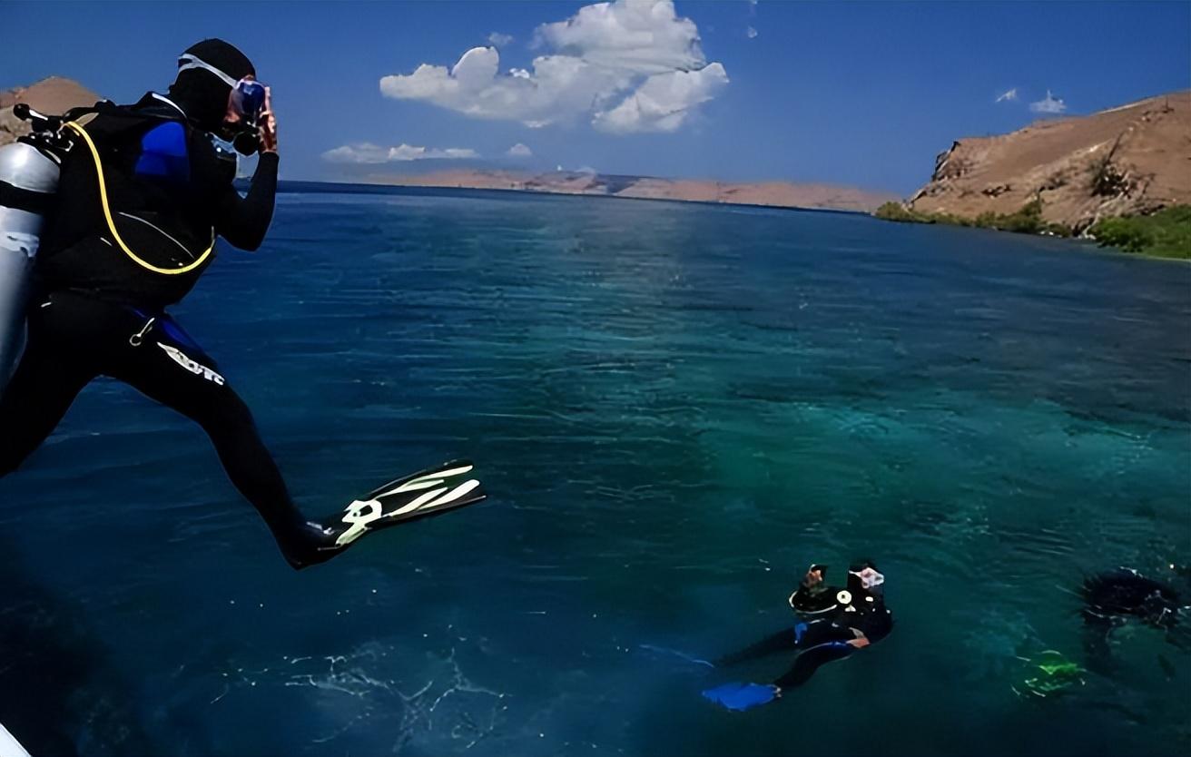 喜欢刺激的小女孩1996年,刘安出生在天津的一个非常富裕的家庭,父母