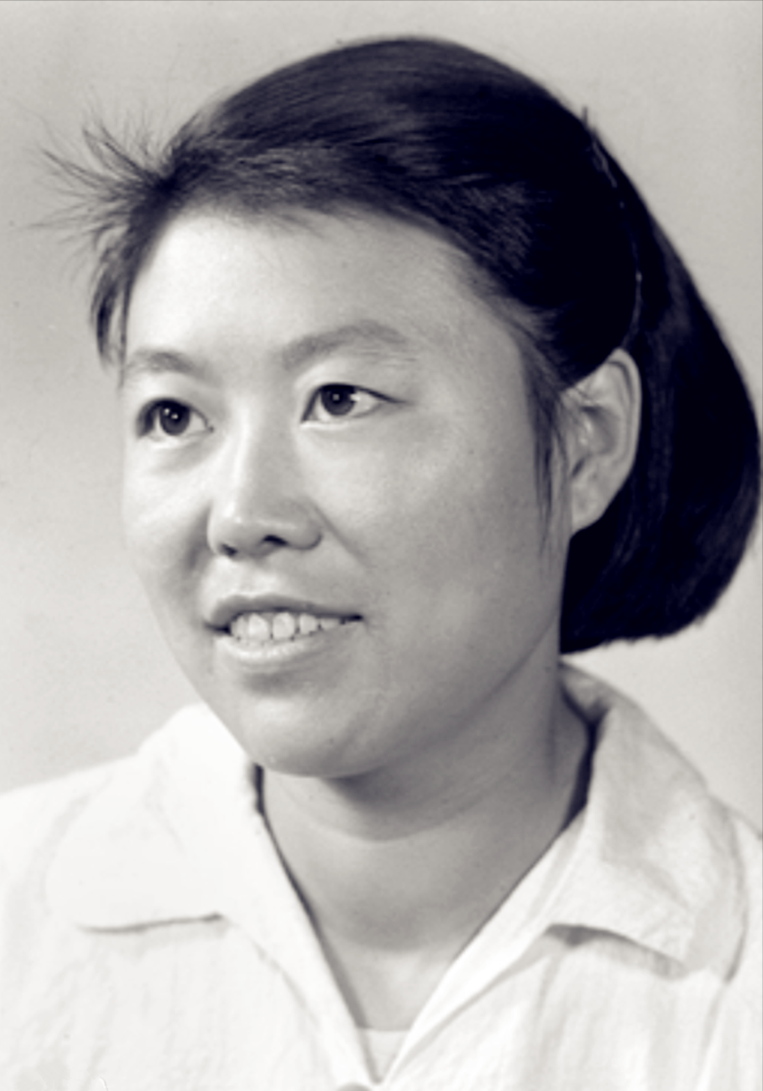 回顾1962年出版的1元钱上画着一个女拖拉机手如今她怎样了