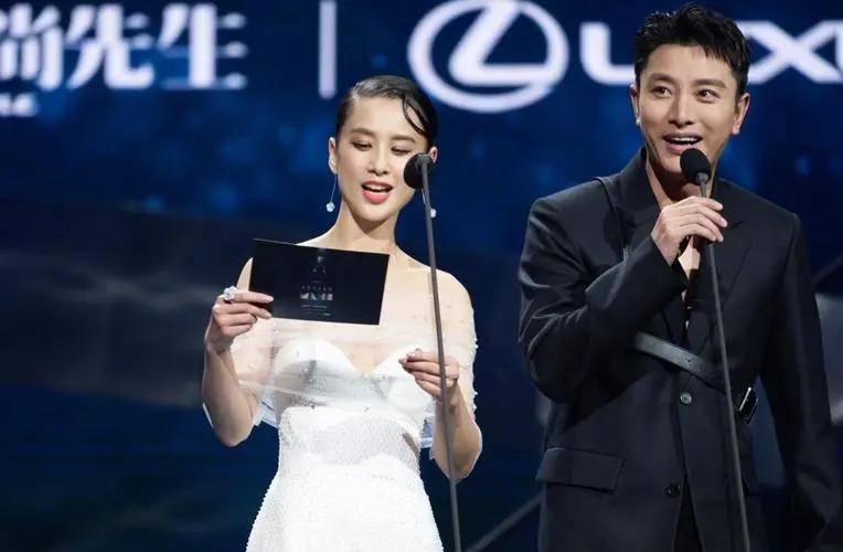 黄圣依出生在一个书香世家,一家都是知识分子,她的父母自然也希望