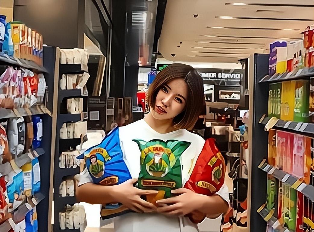 喜欢刺激的小女孩1996年,刘安出生在天津的一个非常富裕的家庭,父母