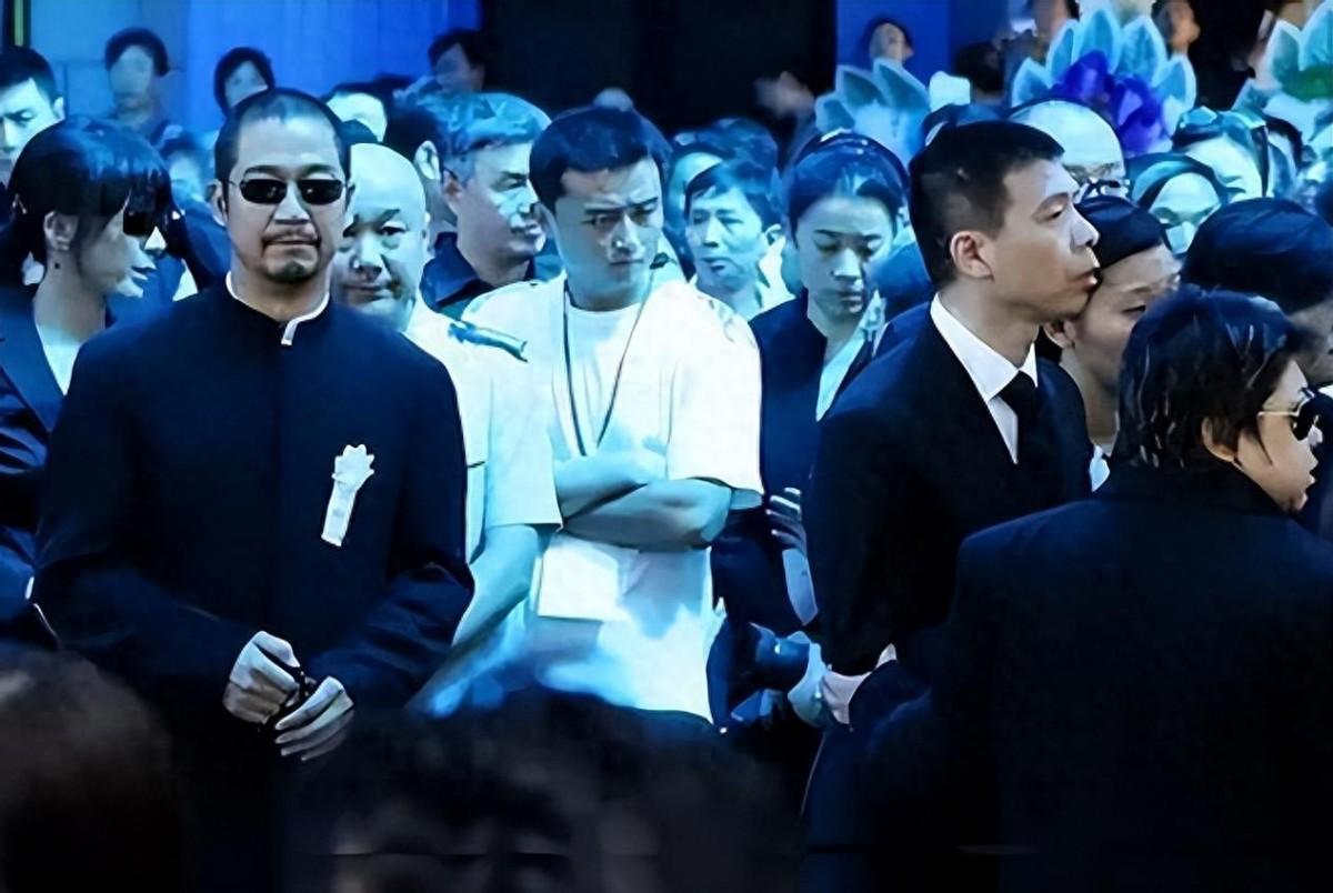 回顾冯小刚主持葬礼张国立念悼词他的逝世让半个娱乐圈哭泣