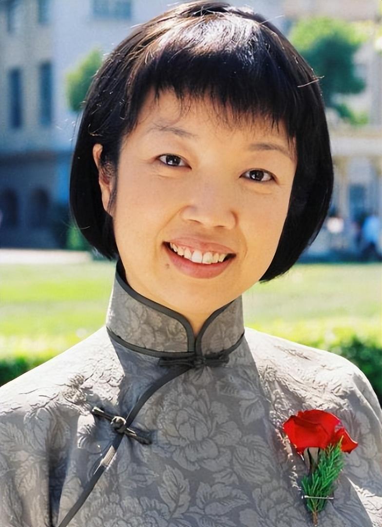 央视黄薇:与蔡国庆青梅竹马,照顾偏瘫父亲11年,九旬老母让她泪目