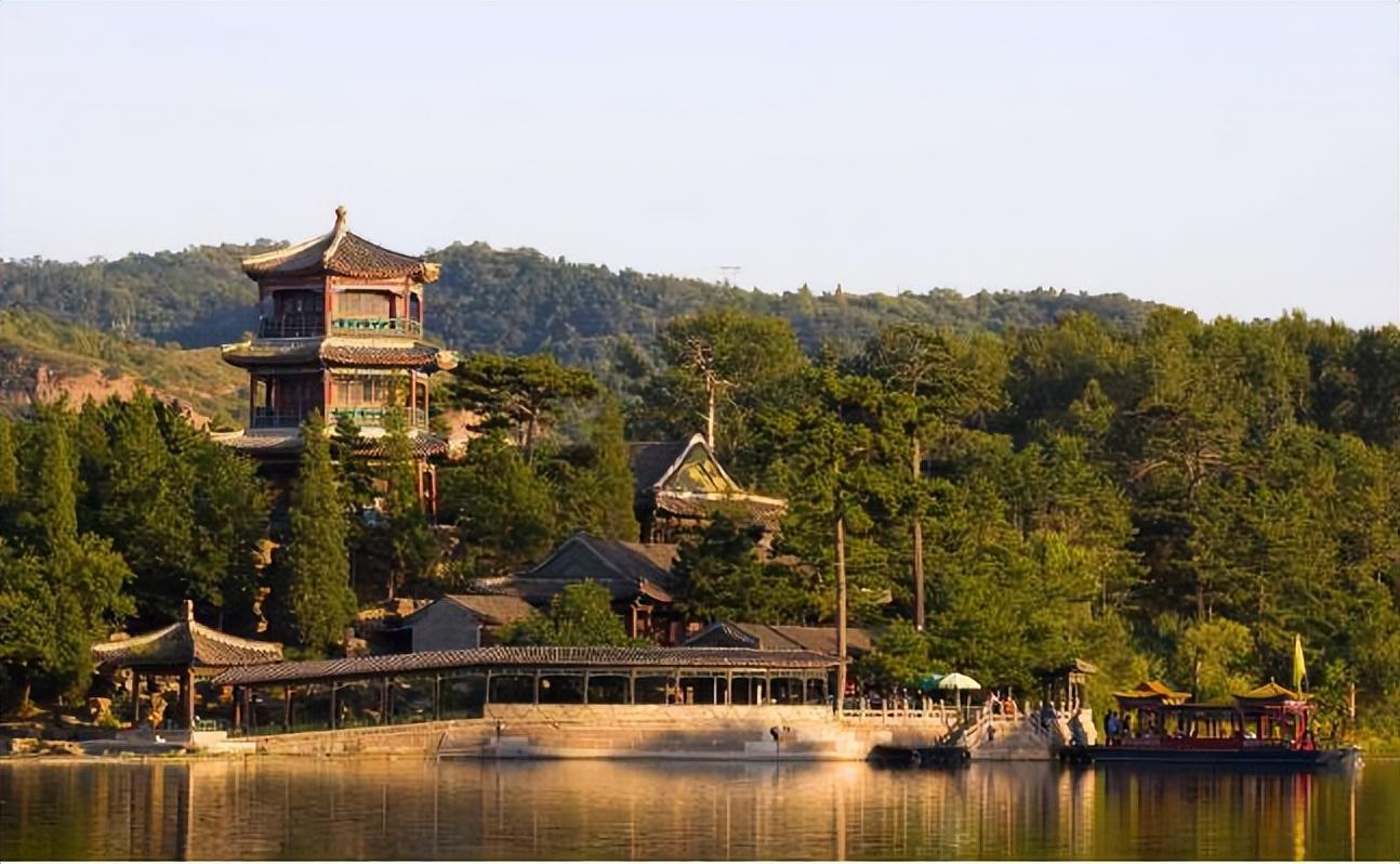 康熙写错1个字,300多年无人能改,至今还挂在避暑山庄的大门上