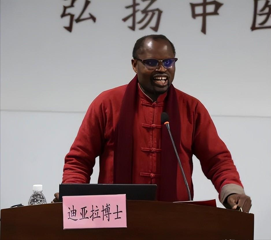 回顾:首位黑人中医博士,娶中国美女说四川方言,在中国行医30多年