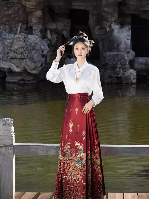 龙年战袍马面裙迅速火遍大江南北.马面裙绝对是小仙女的衣柜必备.