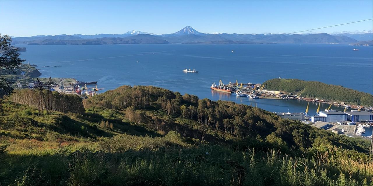 整个群岛以得抚岛为起点,向北到勘察加半岛南端之间的那一堆岛叫中