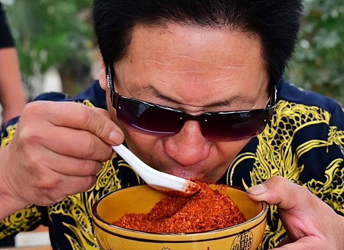 了成为中国"辣王"的道路,甚至还一举拿下了最能吃辣的吉尼斯世界纪录