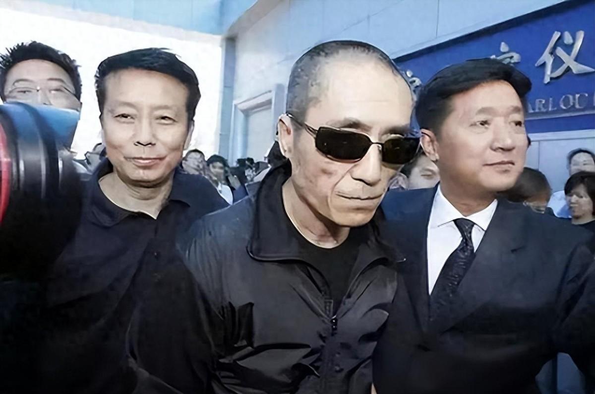 回顾冯小刚主持葬礼张国立念悼词他的逝世让半个娱乐圈哭泣