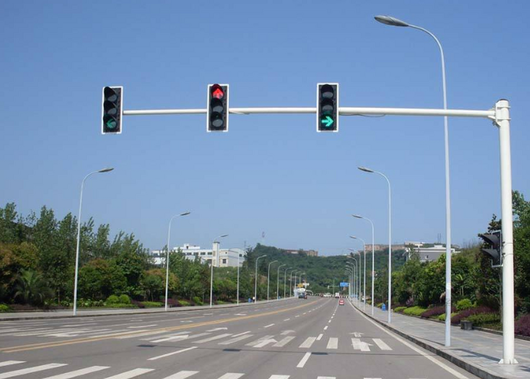 乌克兰交通信号灯创新!扩大视线范围,避免误闯红灯.