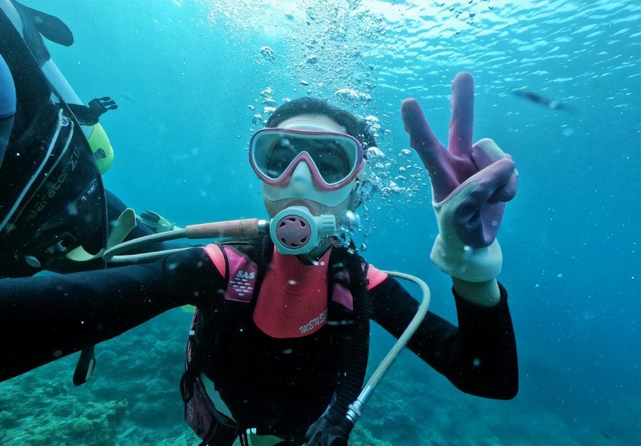 喜欢刺激的小女孩1996年,刘安出生在天津的一个非常富裕的家庭,父母