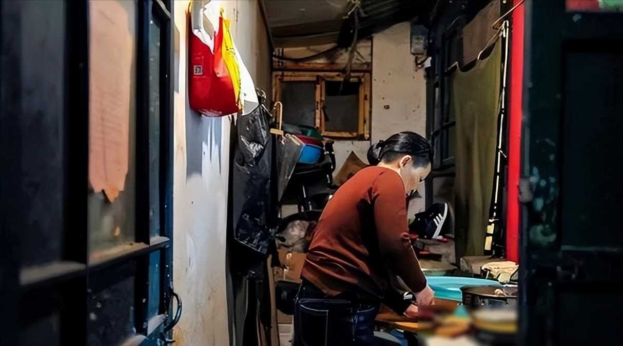 到了浙江之后,王柳云便开始出去找工作,为女儿安排学校.