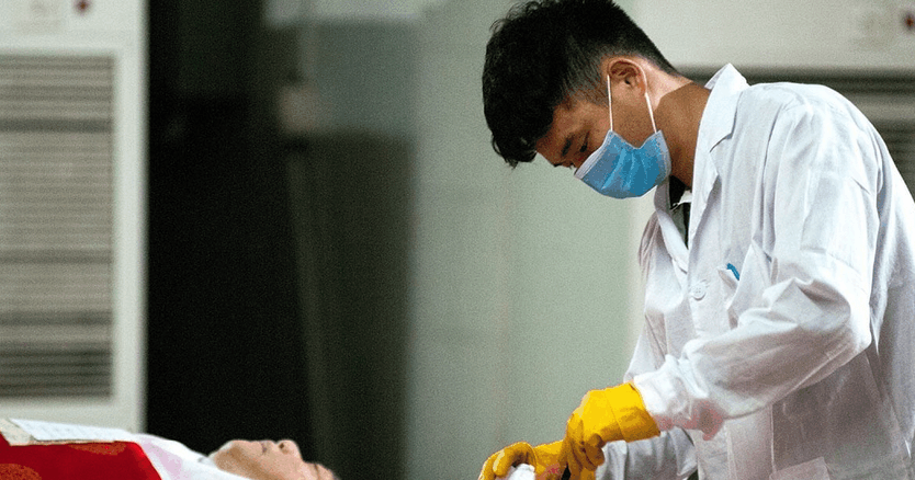 回顾90后入殓师真实生活:送走过千百人,最后一个是自己的女朋友