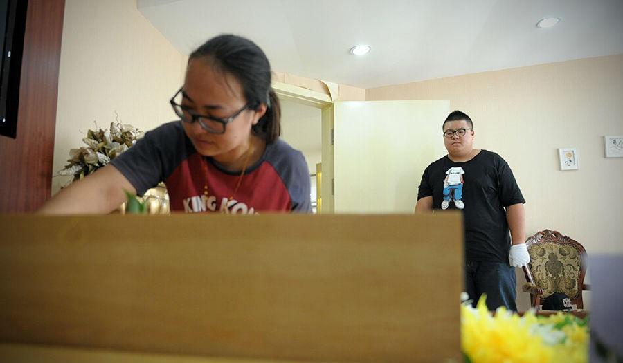 回顾90后入殓师真实生活送走过千百人最后一个是自己的女朋友