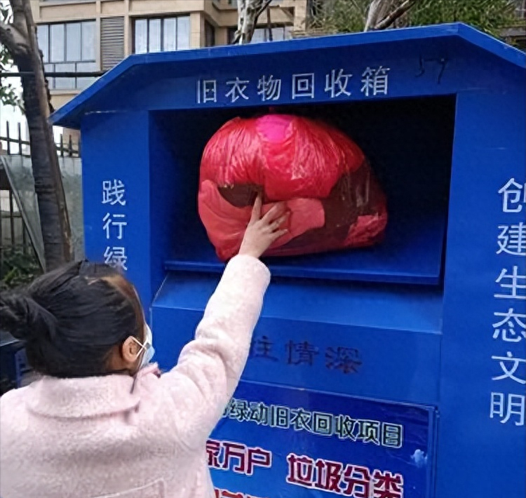 中国人捐赠的旧衣服配送到非洲后成啥样了看完你还会捐吗