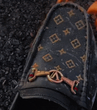 穿着紧身裤豆豆鞋和狗驰小短袖的精神小伙站眺望群山;华丽的转场,高级