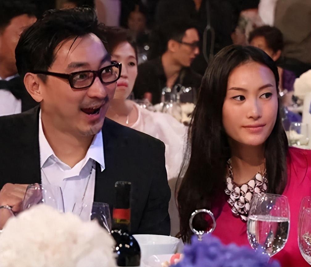 秦舒培在2012年与华谊时尚的总经理赵磊结婚,这个决定让她从一个小有