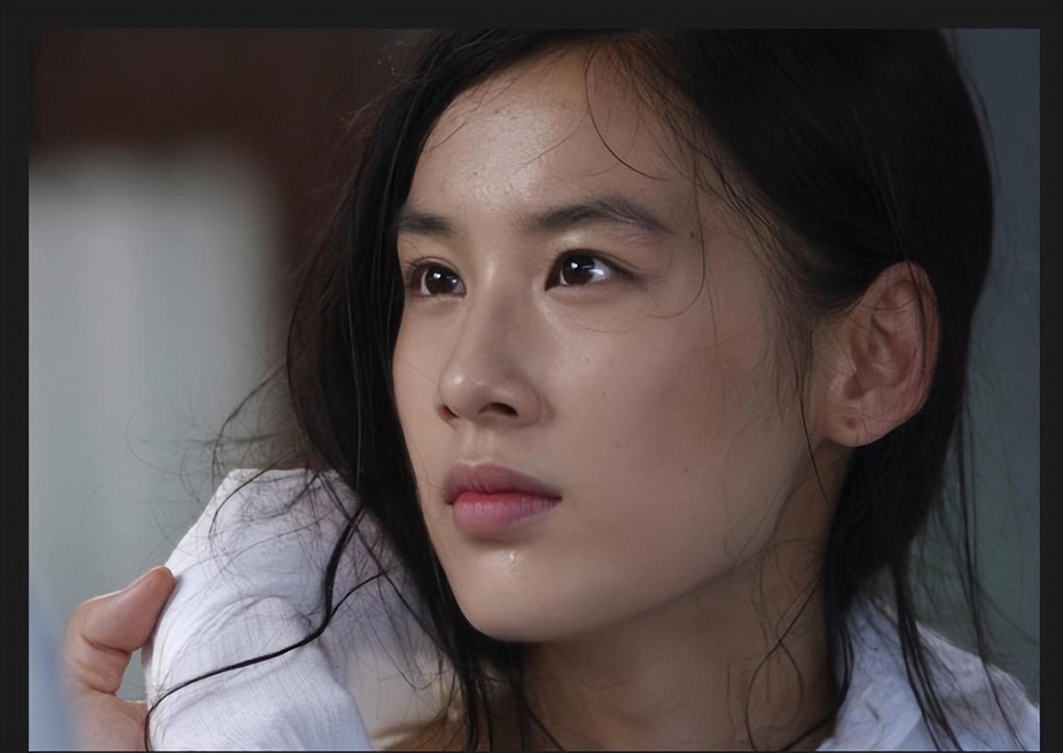 黄圣依出生在一个书香世家,一家都是知识分子,她的父母自然也希望