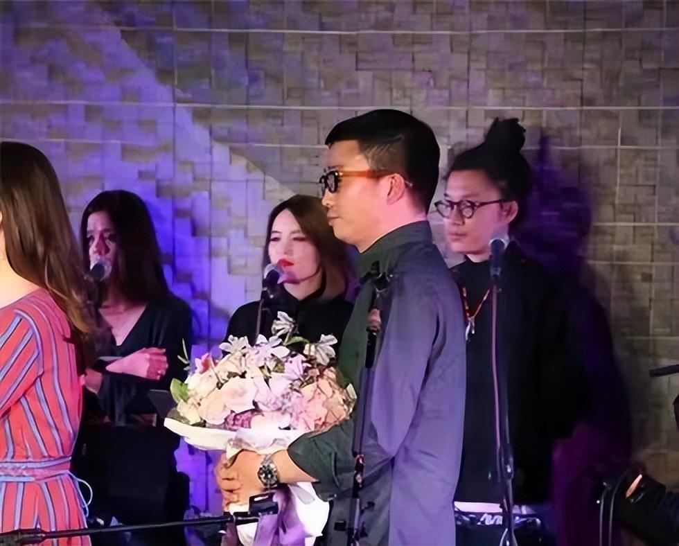 回顾这一次爱情事业双丰收的张靓颖撕开前夫冯轲的尴尬处境