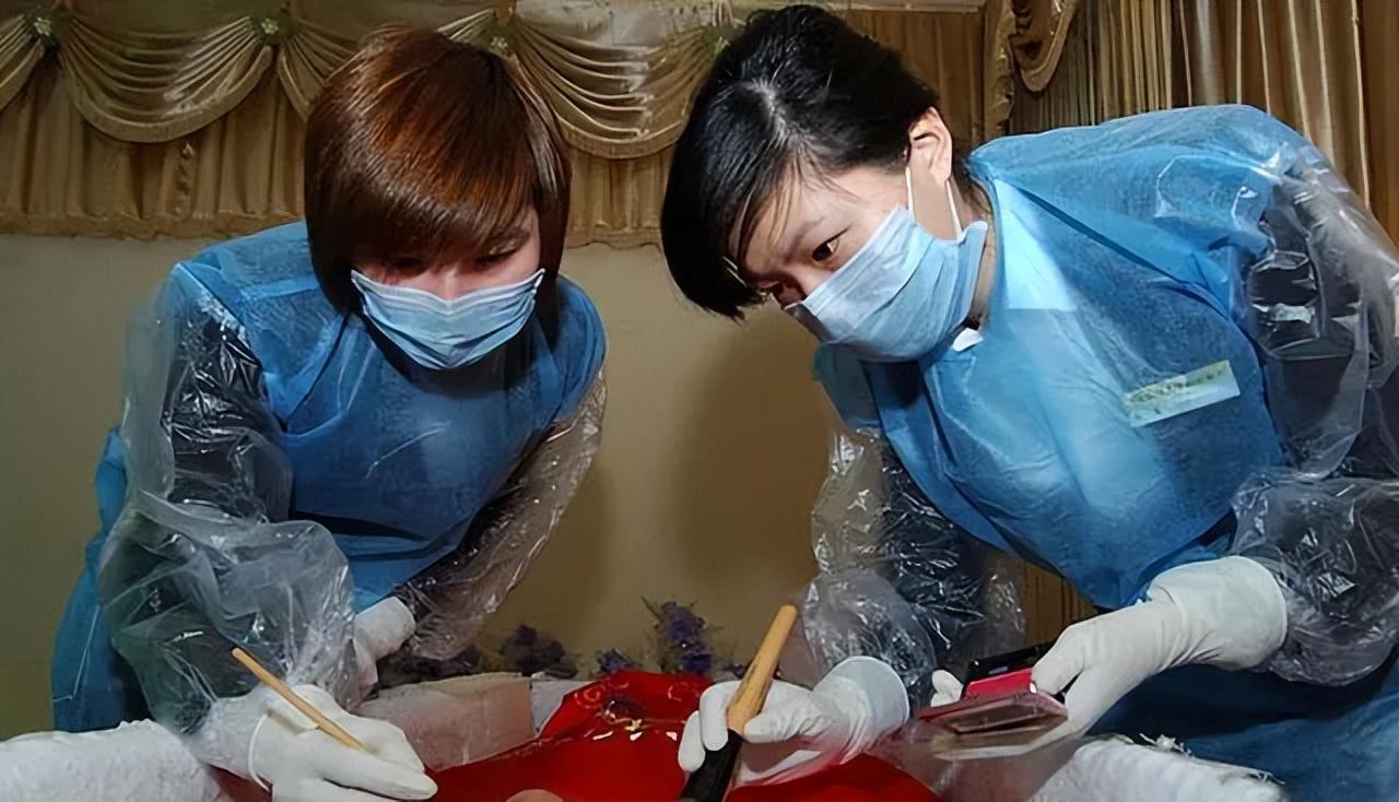 回顾入殓师吴津娜:一年处理5000具遗体,从不参加婚礼,被亲妈嫌弃