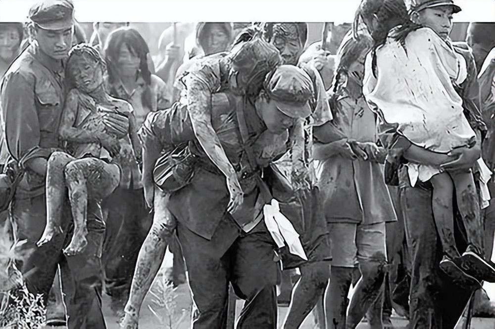 回顾新婚第五天妻子在地震中截瘫飞行员丈夫不离不弃照料41年