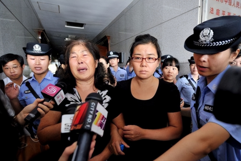 那一天正好是胡蓓在医院照顾妹妹,文裕章风尘仆仆的赶来后,她就提着