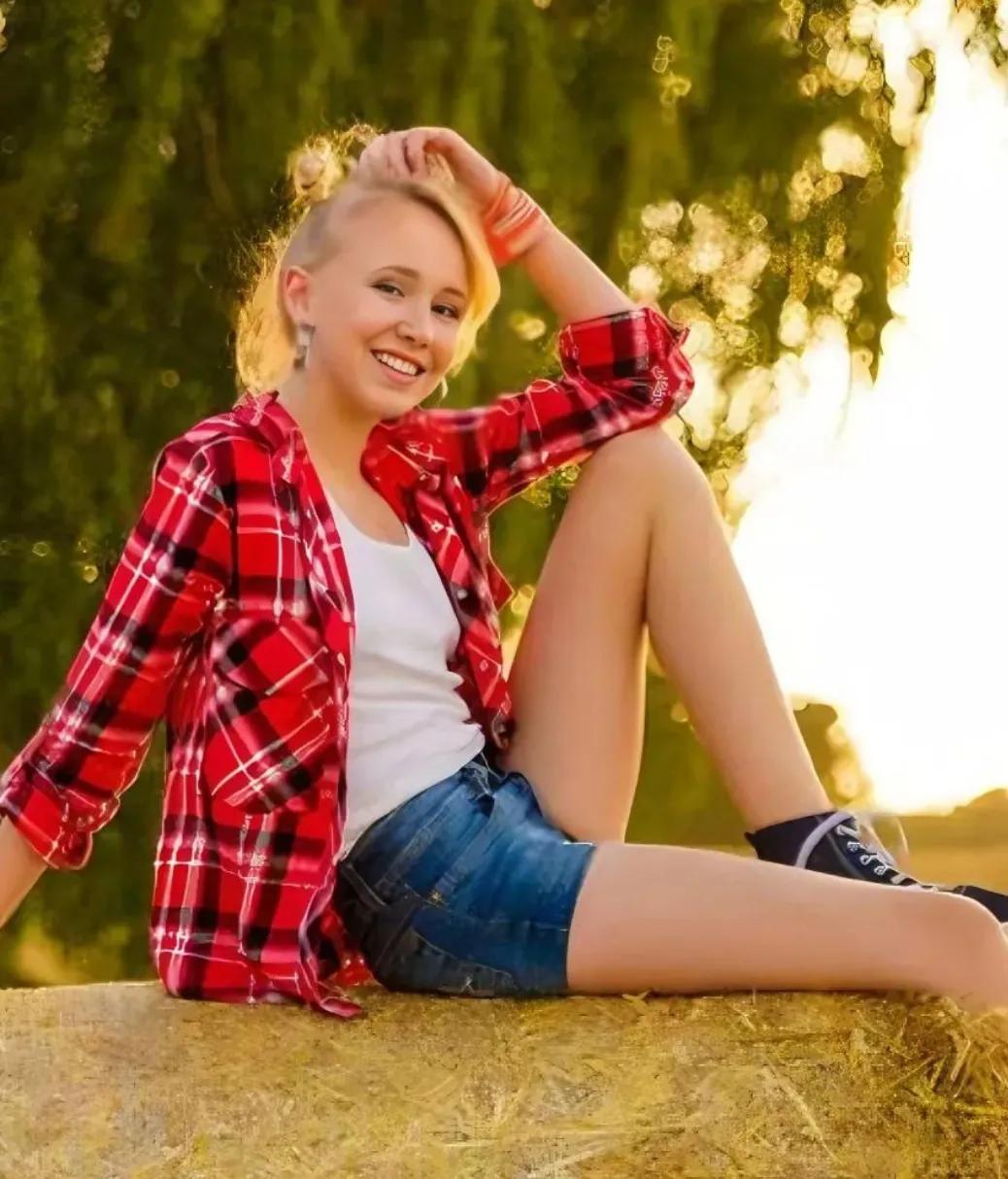 爱尔兰女孩琳在农场认识我后,却收下了另一男子的定情手镯,尴尬