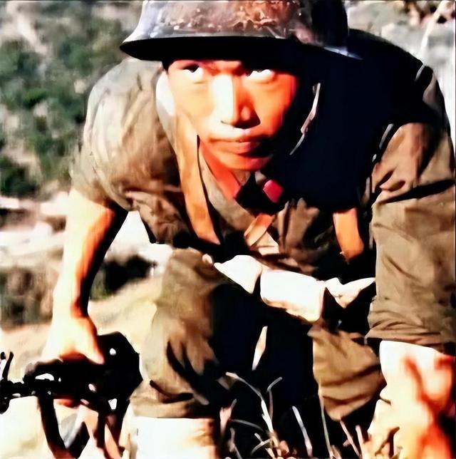 86年老山战场,"亲吻"临终士兵的女战士张茹,29年后去他墓前探望