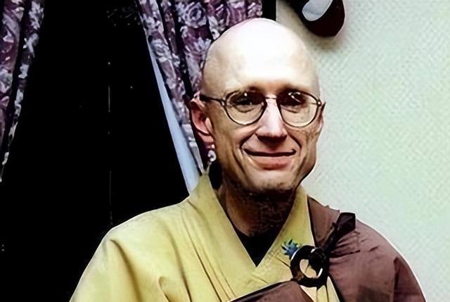 回顾1976年,美国男硕士出家当和尚却被骂,如今怎么样了?