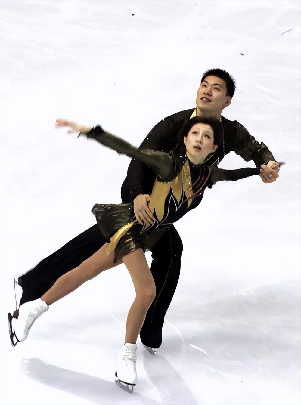 2018年平昌奥运会上,张昊有了新的搭档于小雨,作为前辈的张昊沉着稳重