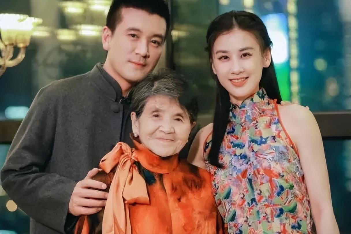 杨子和黄圣依早就相识,初见时杨子对黄圣依就很有好感,并且疯狂地追求