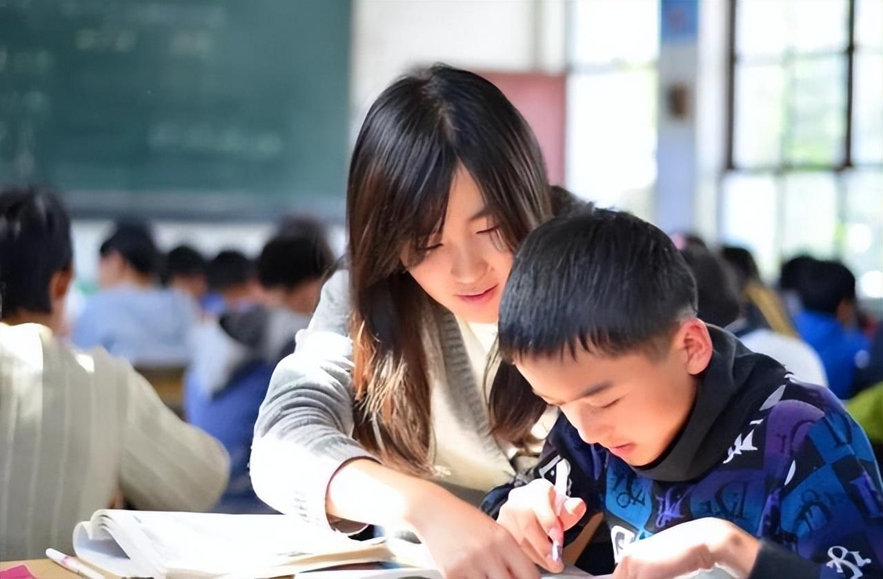 回顾:内蒙女老师给学生花20元买双鞋,26年后,学生回赠她一套房