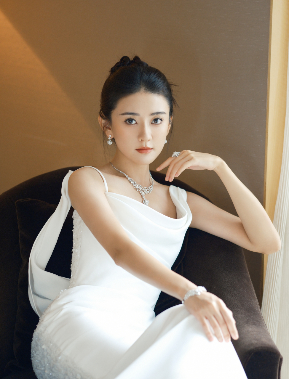 梁洁白色荡领连衣裙魅力写真