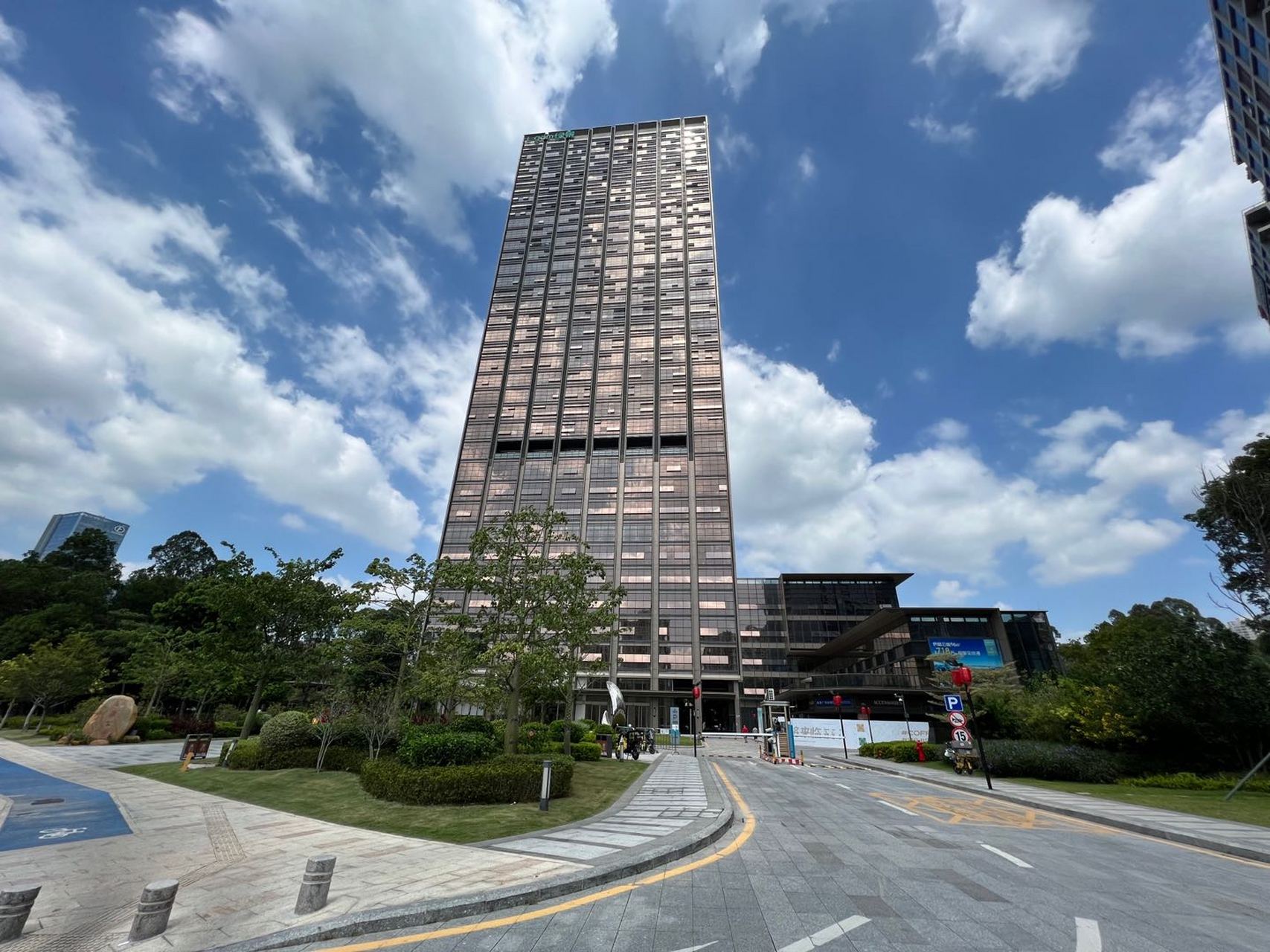 绿景·美景广场写字楼出租,电梯口 面积:618平 价格:78元/平 朝向:北