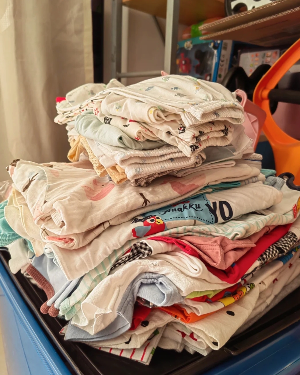 家里小儿子的衣服都已经小了,问我能否帮他们整理出一些合用的衣物