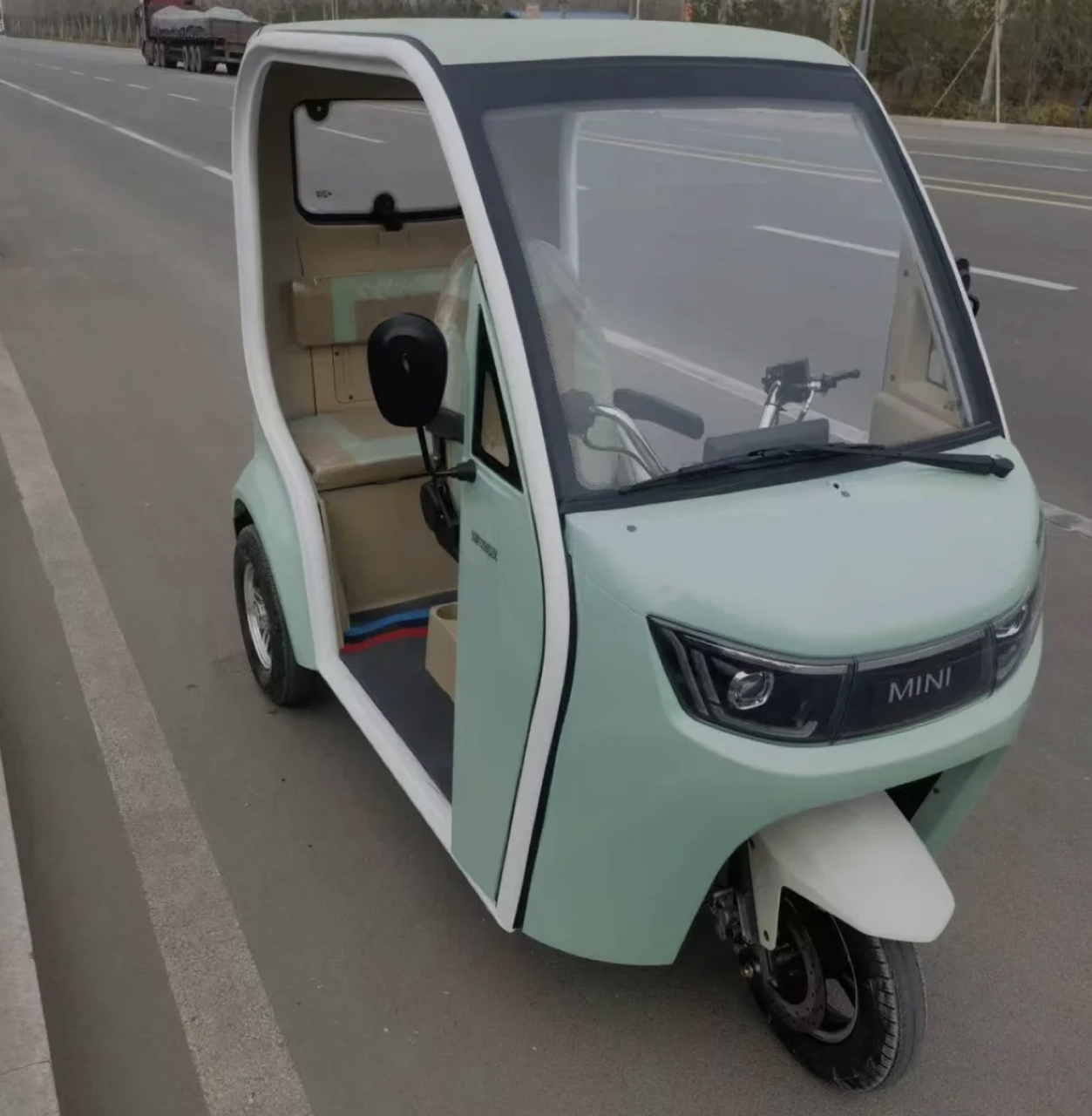 台铃休闲三轮电动车面向市场推出行业首款可拆卸高端车型,夏季时可