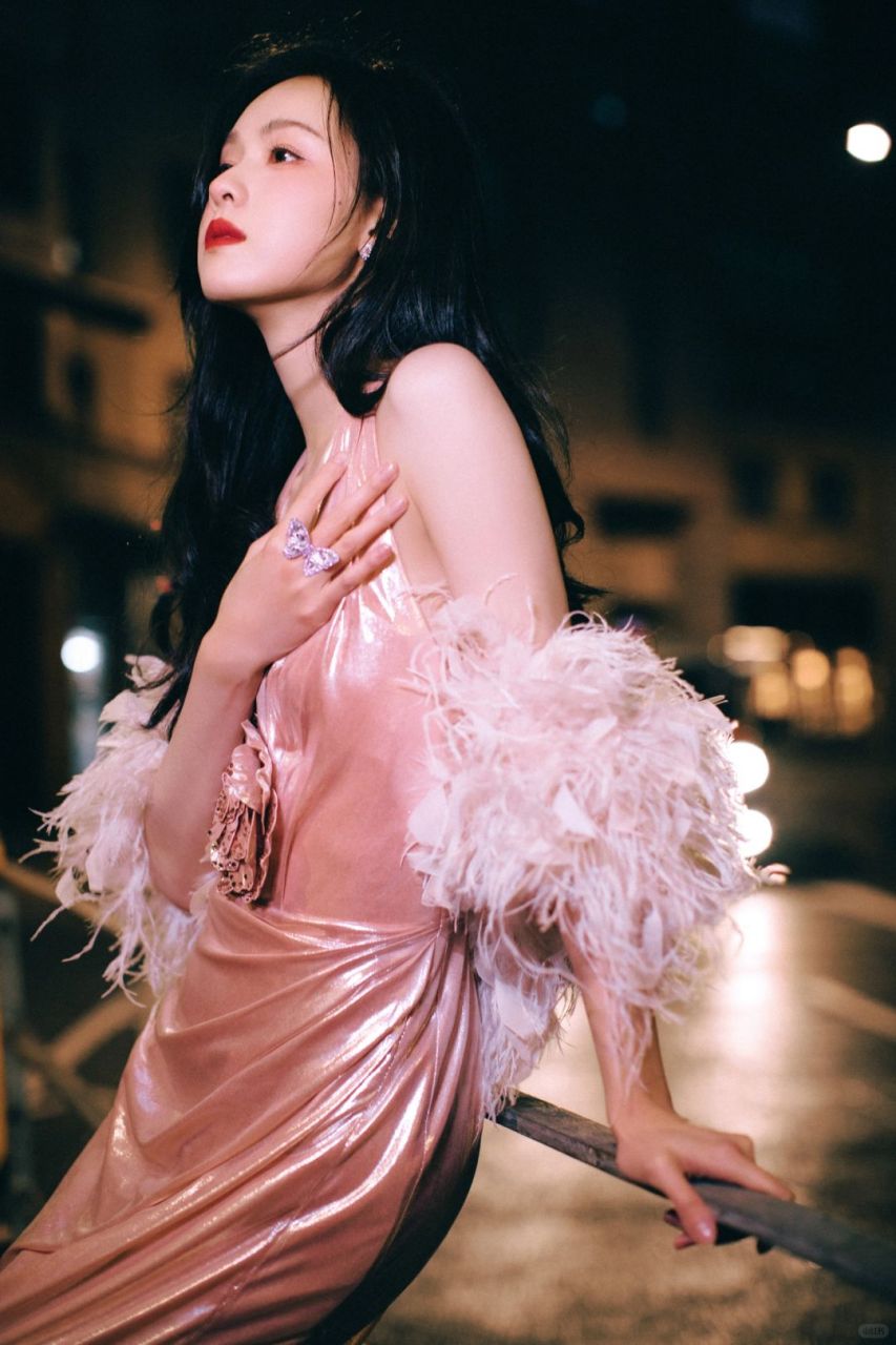 陈都灵今天也太美了吧!这港风造型简直鲨疯了,看得我心动不已.