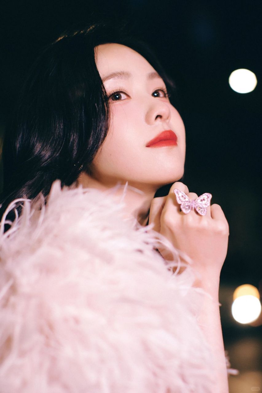 陈都灵今天也太美了吧!这港风造型简直鲨疯了,看得我心动不已.