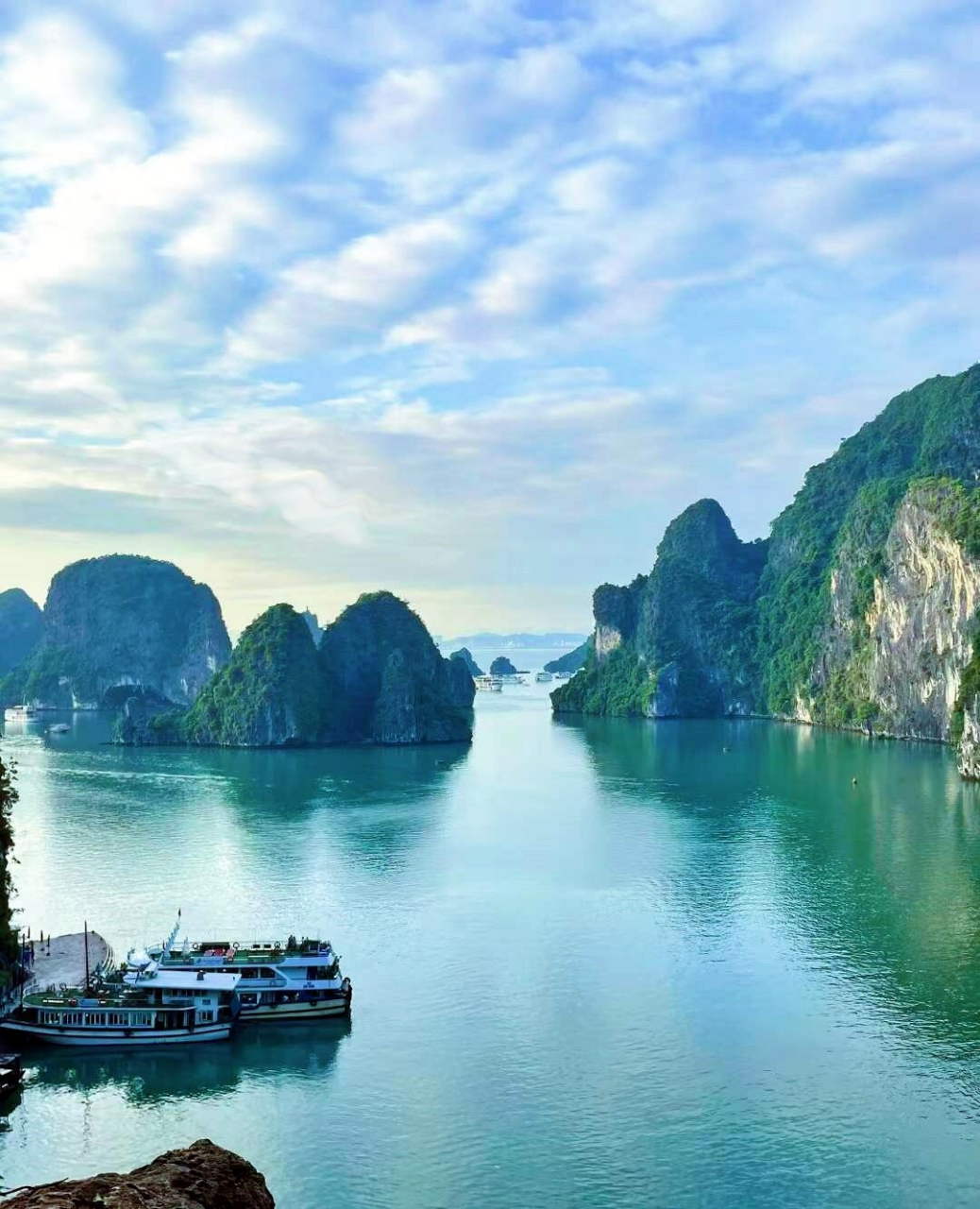 越南下龙湾,以其壮丽的海上风光和独特的地质