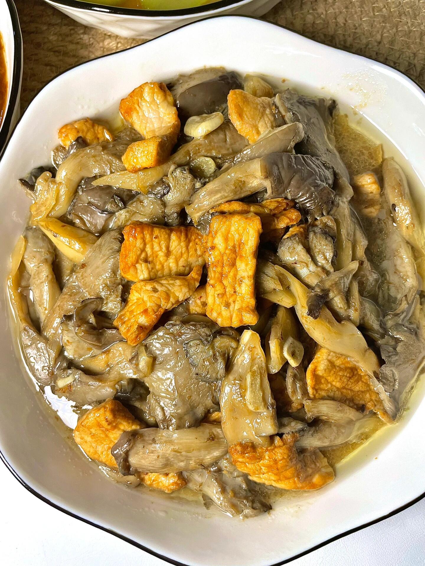 大家都是五花肉烧鹌鹑蛋但是我很喜欢吃鸡蛋所以就换掉了