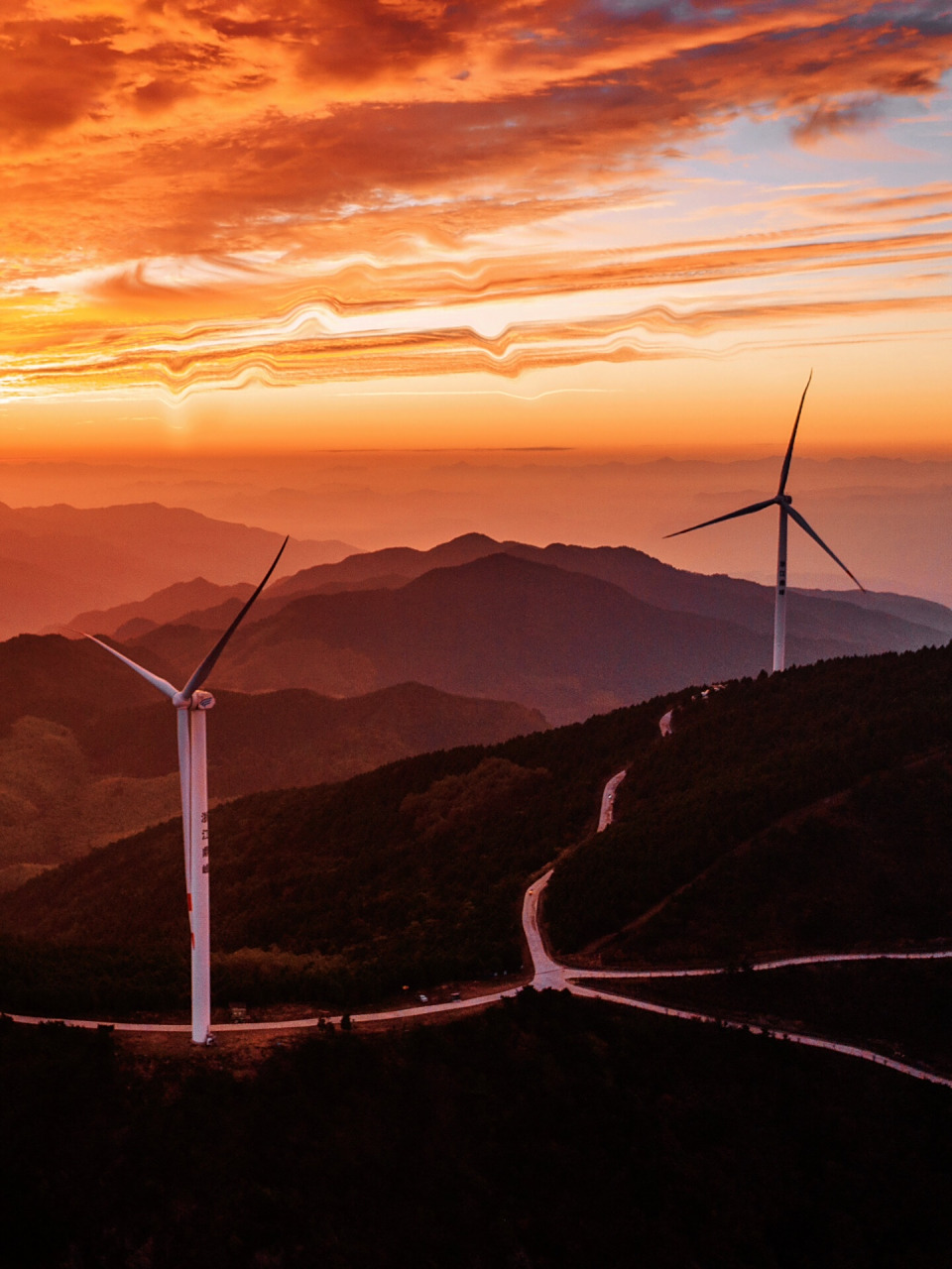 《磐安清明尖露营初体验》  最近迷上了山野,喜欢寻找那些风景好,人少