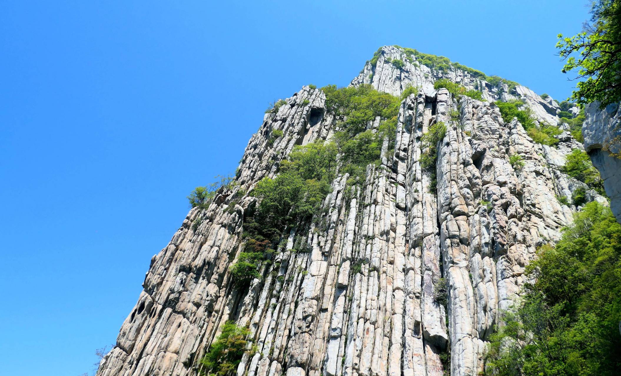 三皇寨,位于嵩山风景名胜区内,是一个令人惊叹的自然景区