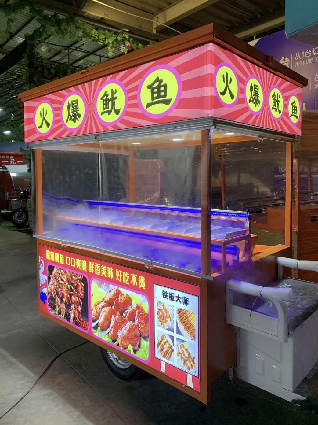 小吃流动摊位车图片  小吃流动摊位车,是城市街头的一道亮丽风景线!