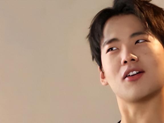 郭麒麟,这位相声界影视界的璀璨明星,自他崭露头角以来,便以其独特的