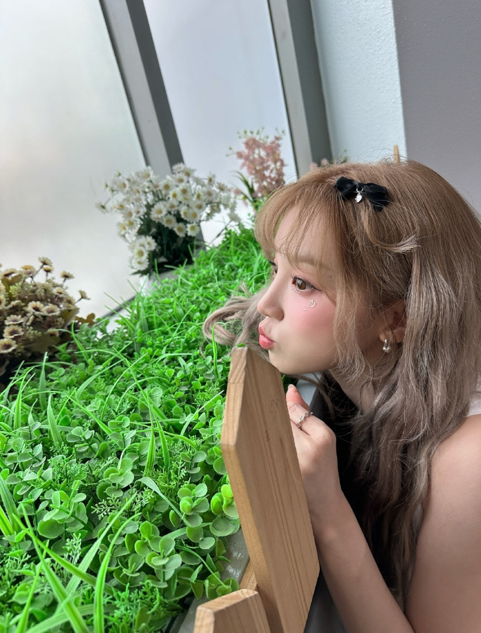 宋雨琦羊毛卷造型,像小太阳一样,治愈系的笑容.