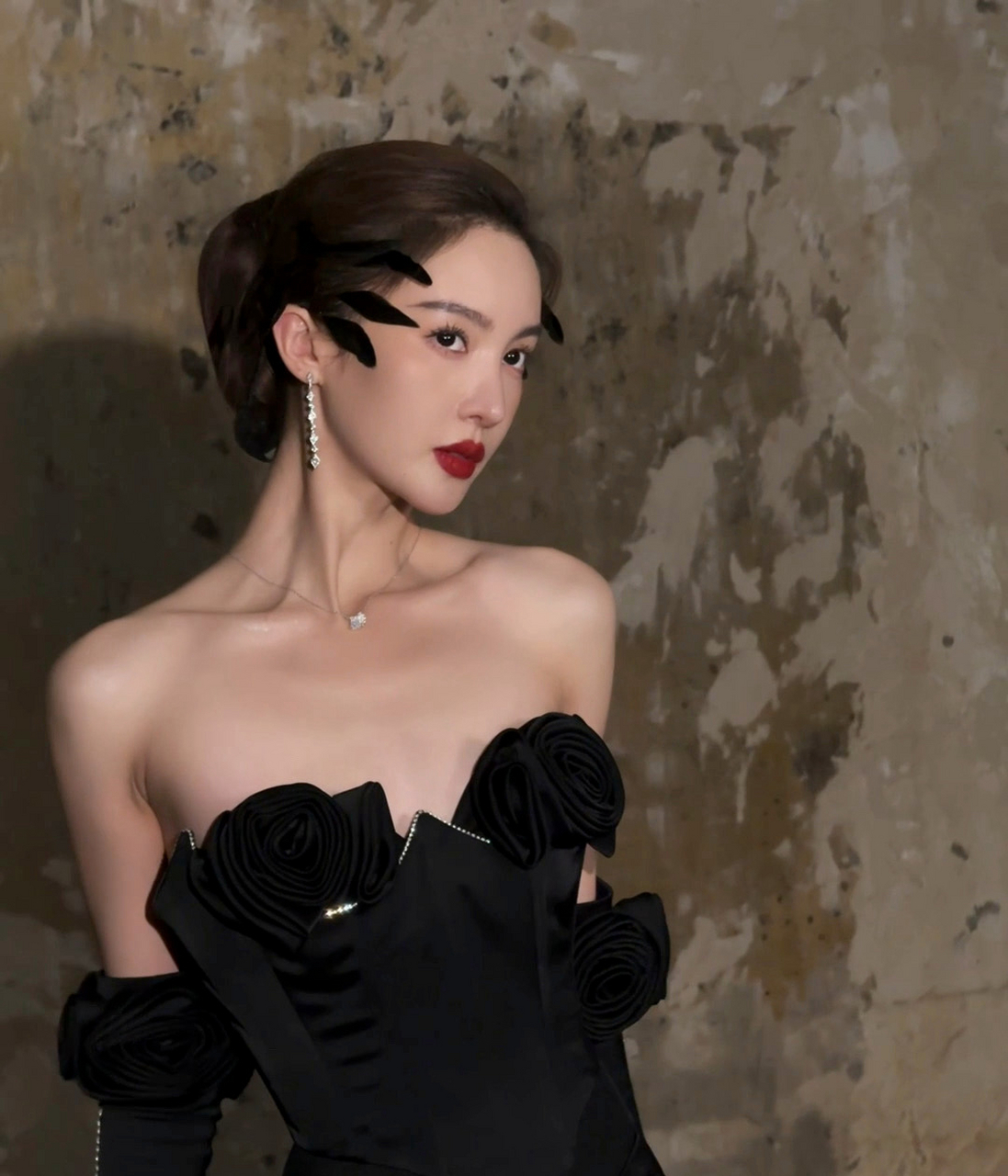 金晨:黑色抹胸裙