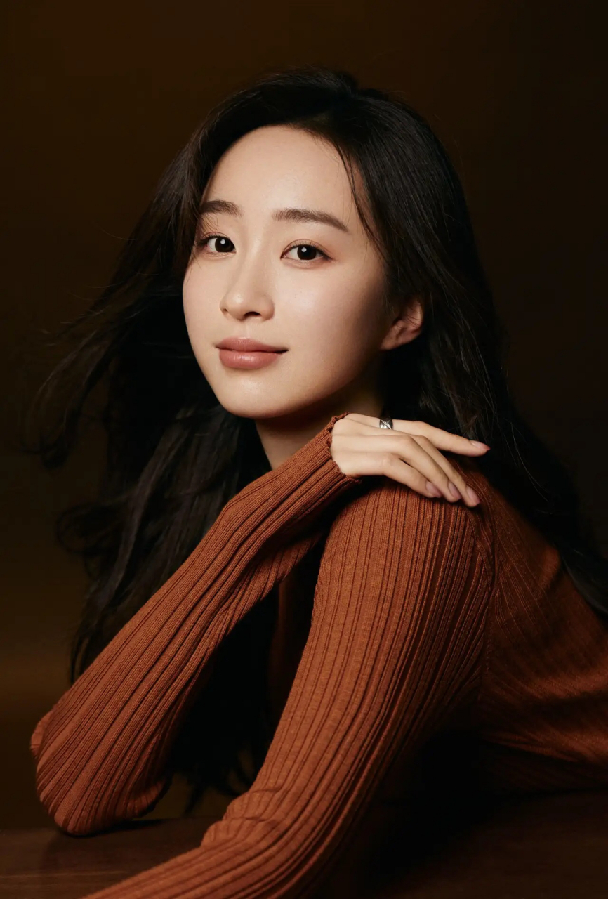 温文尔雅的女人,如同一朵盛开的花朵,散发出淡淡的香气,让人感受到